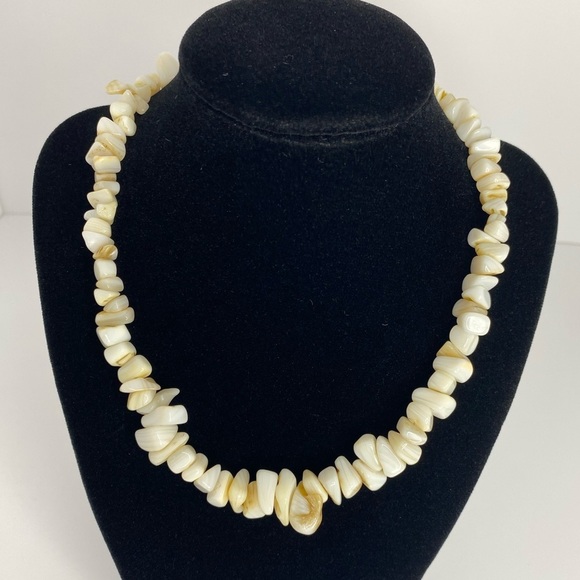 PUKA CHIP SHELL NECKLACE VACATION BEACH NECKLACE STYLE CREAM to BEIGE - Picture 4 of 7